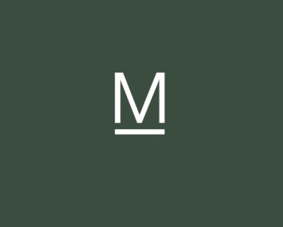 Логотип с буквой 'M' и словом 'ESSENZA' на тёмно-зелёном фоне.