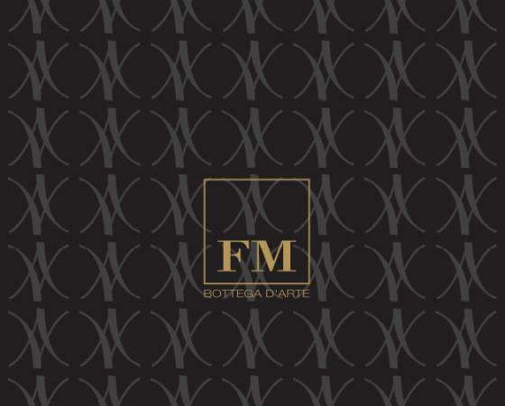 Логотип FM Bottega D'Arte на черном фоне с узором, надпись 