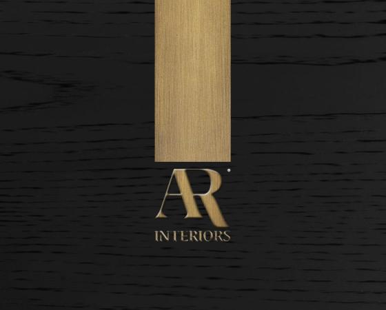Логотип AR Interiors на черном фоне с золотыми элементами.