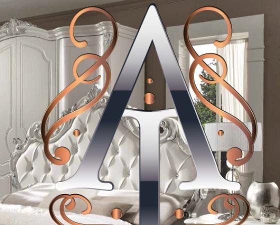Элегантный логотип Arte Italiana Group на фоне роскошной спальни.