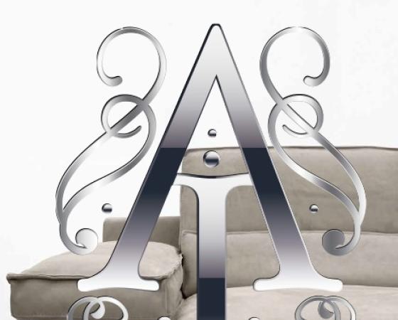 Логотип Arte Italiana Group на фоне светлого дивана в современном стиле.
