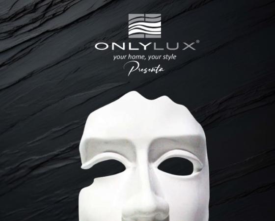 Белая маска с жестом тишины на темном фоне, Onlylux представляет Juliarte.