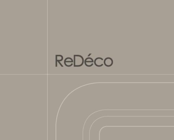 Современный логотип ReDéco с минималистичным дизайном на сером фоне.
