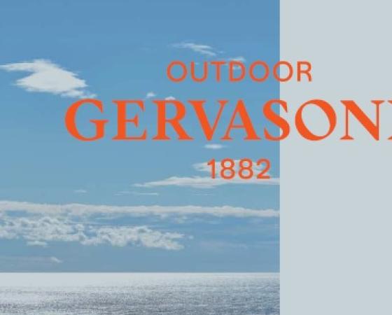 Логотип Gervasoni 1882 на фоне неба и моря для уличной мебели.