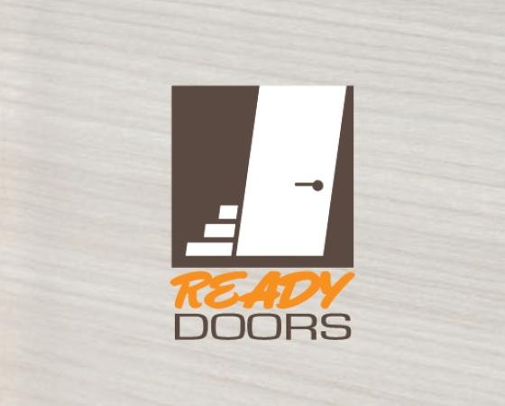 Логотип с дверью и лестницей, текст: 'READY DOORS', коричневый и оранжевый цвета.