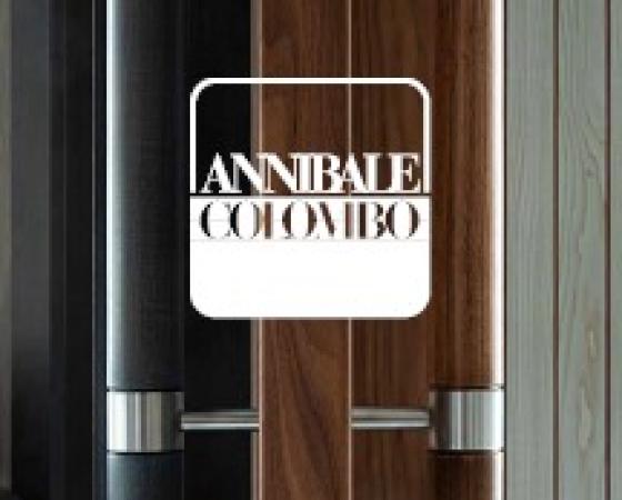 Обложка с логотипом Annibale Colombo и деревянными элементами дизайна.