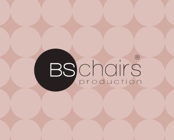 Логотип BSchairs на фоне с розовыми кругами, минималистичный дизайн.