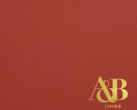Логотип A&B LIVING на красном фоне с золотыми буквами.