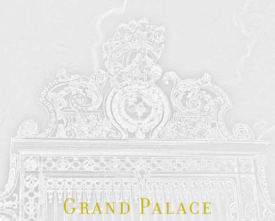 Элегантные ворота с надписью 'Grand Palace' и логотипом 'Socci' в золотом цвете.