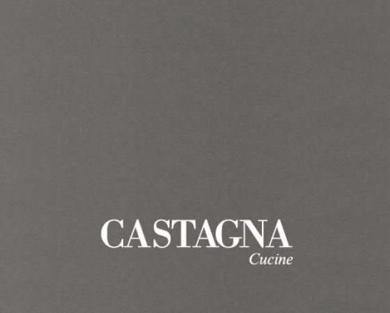 Логотип компании Castagna Cucine на сером фоне.
