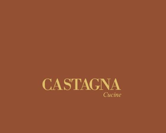 Логотип с надписью 'Castagna Cucine' на коричневом фоне.