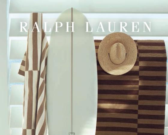 Серфборд и ковры в полоску от Ralph Lauren с пляжной атмосферой.