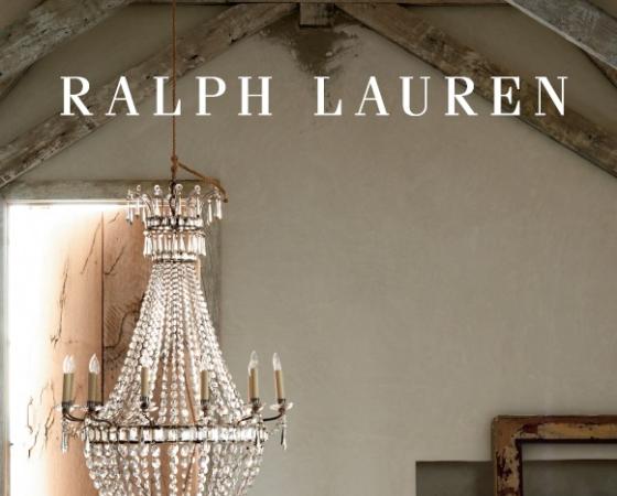 Элегантная люстра Ralph Lauren в интерьере с деревом и тканью.