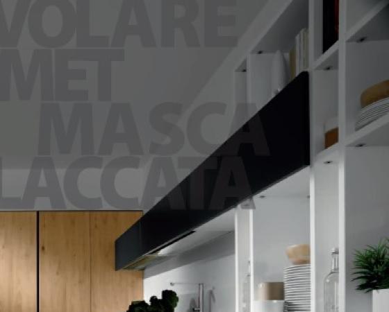 Современная кухня с деревянными фасадами и черными акцентами от ARAN Cucine.