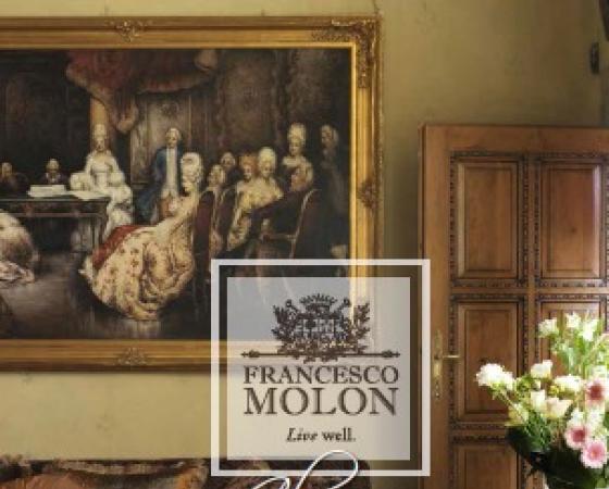 Классический интерьер с картинами и цветами, бренд Francesco Molon.