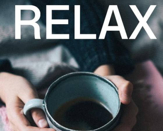 Реклама коллекции Relax от Rigosalotti с чашкой кофе в руках.